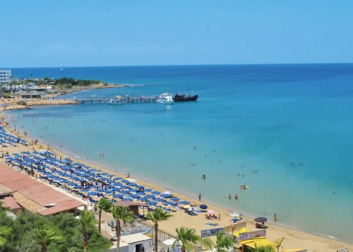 Exquisite Bulat 4 Bedrooms Beachfront Vilă Protaras