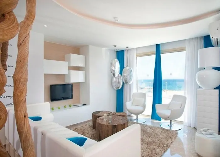 Vilă Exquisite Bulat 4 Bedrooms Beachfront Protaras