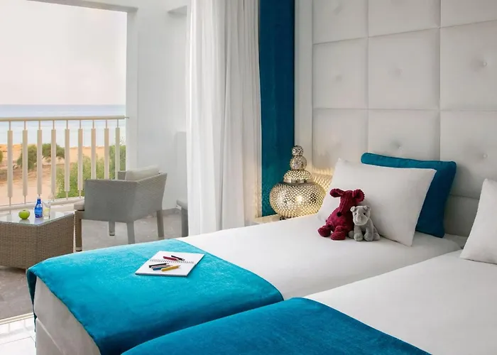 Exquisite Bulat 4 Bedrooms Beachfront Vilă Protaras