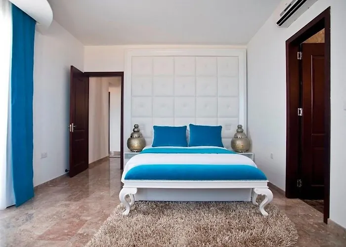 Villa Exquisite Bulat 4 Bedrooms Beachfront *